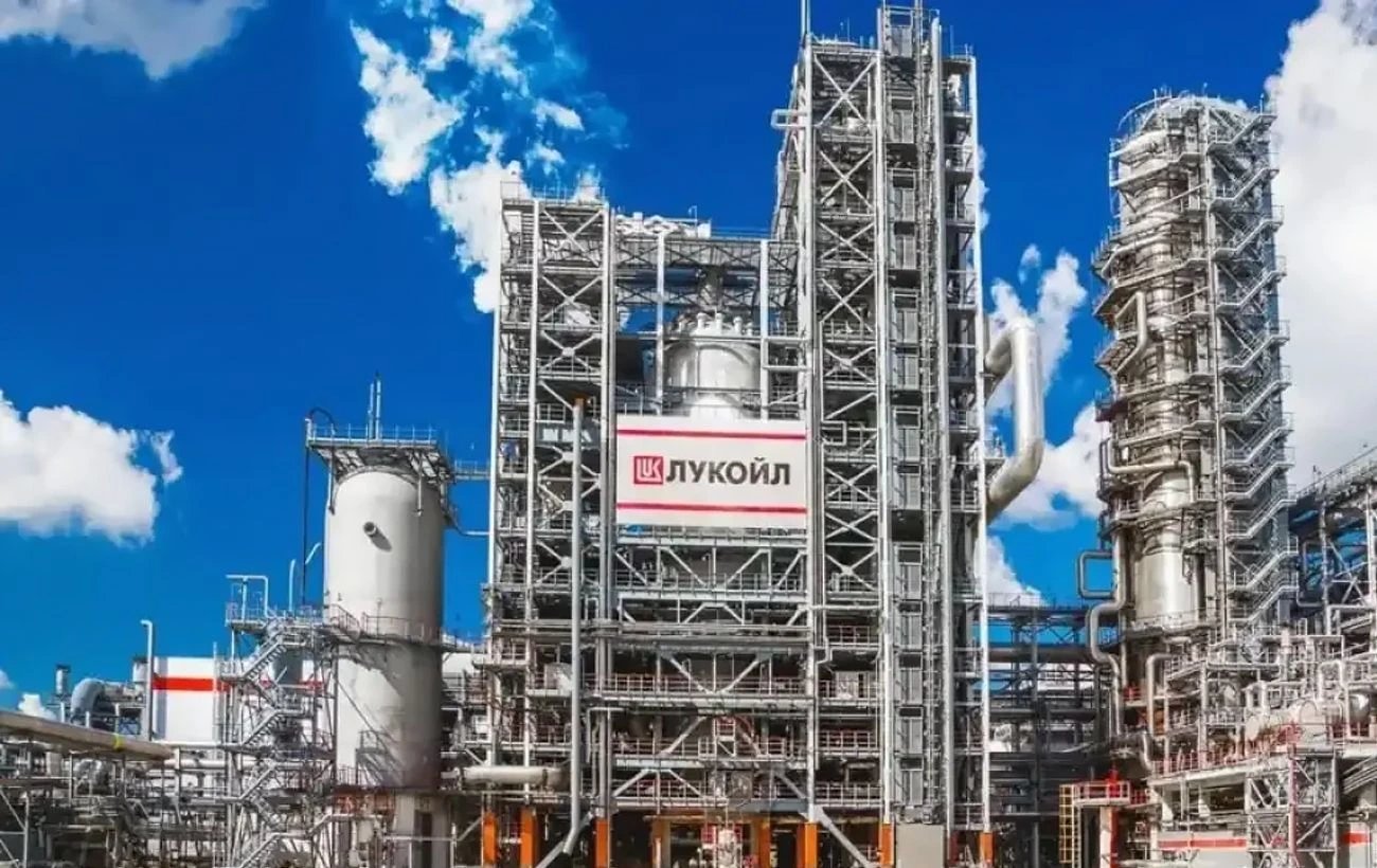 Лукойл остановил три из четырех НПЗ в России после ударов украинских дронов