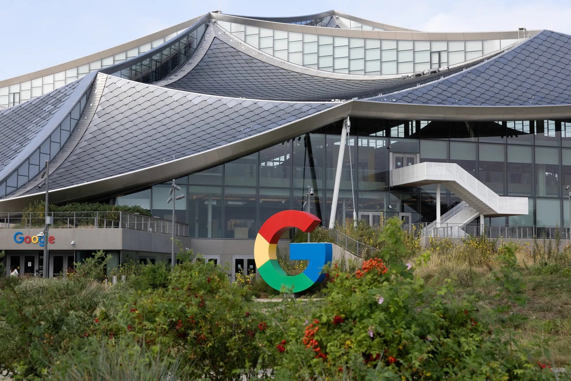 Alphabet теряет $692 млрд капитализации на фоне оттока кадров в сфере ИИ