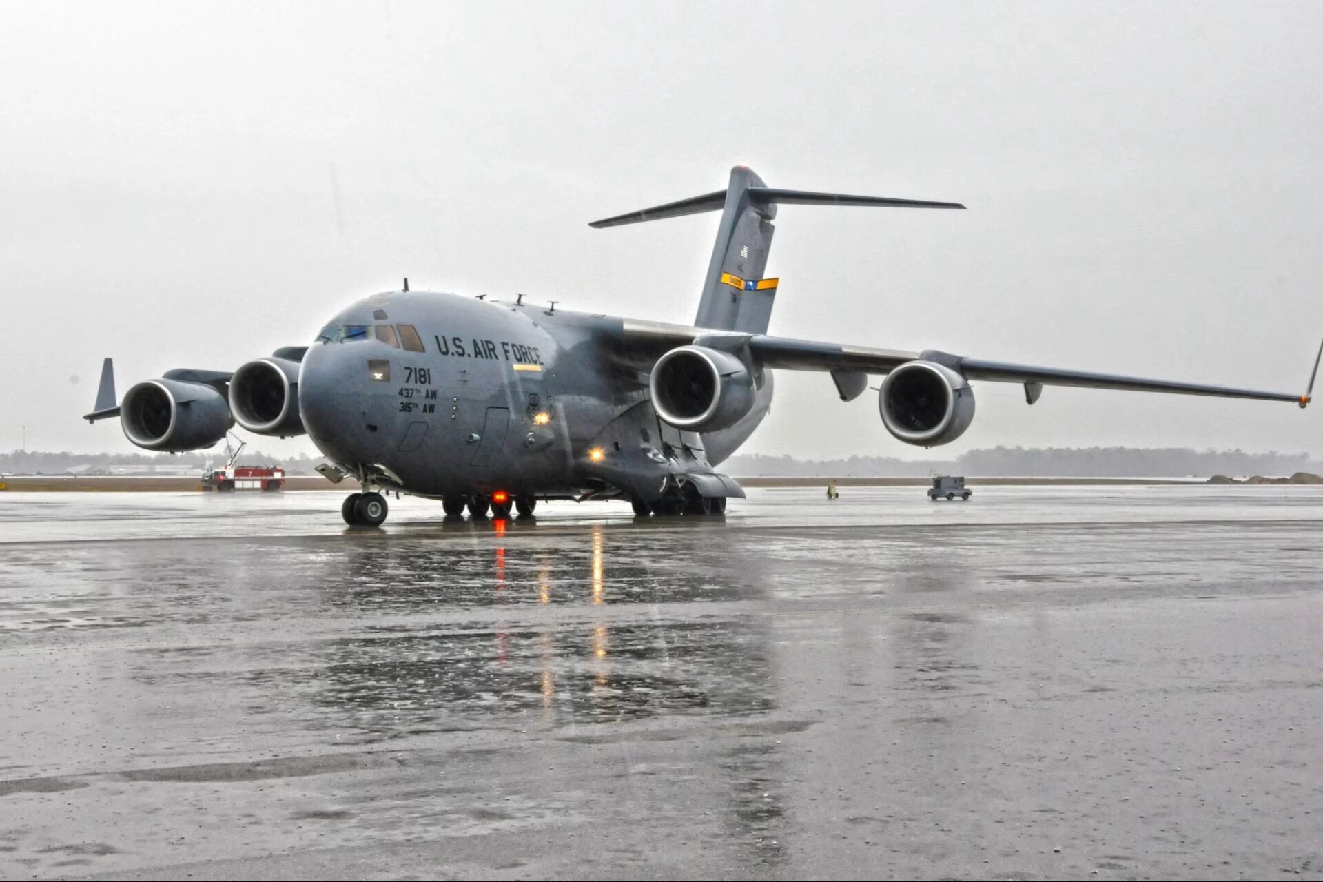 Военно-транспортный самолет США C-17 приземлился во Внуково после вылета из Риги