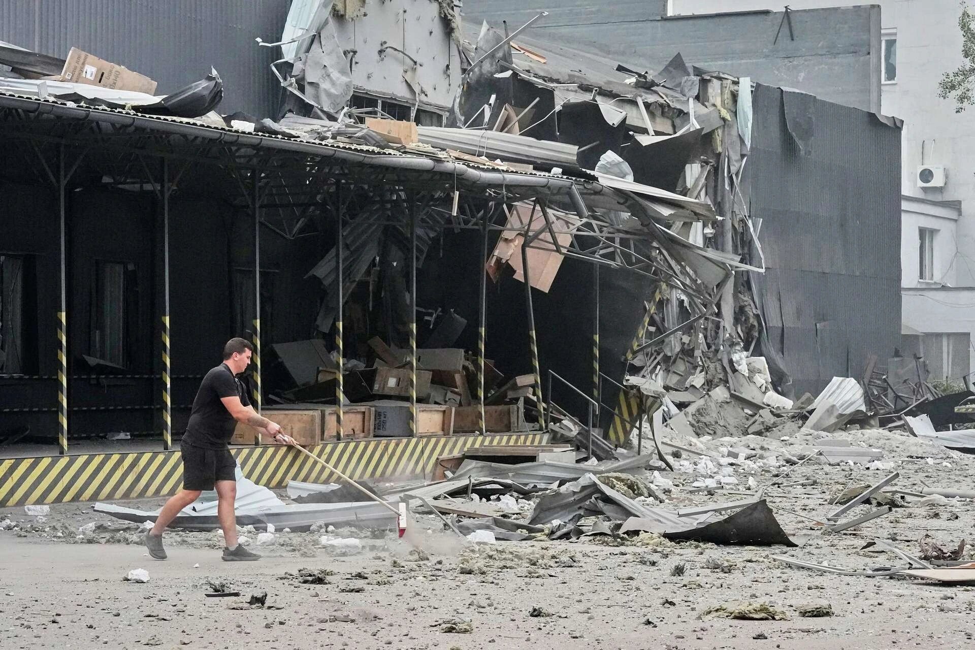Российский удар поразил склад «Новой почты» в Киевской области
