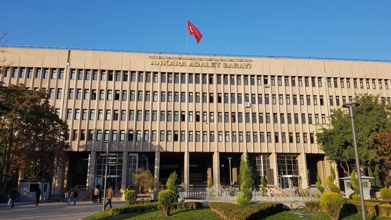 Прокуратура Анкары начала расследование против Ахмета Давутоглу за оскорбление президента