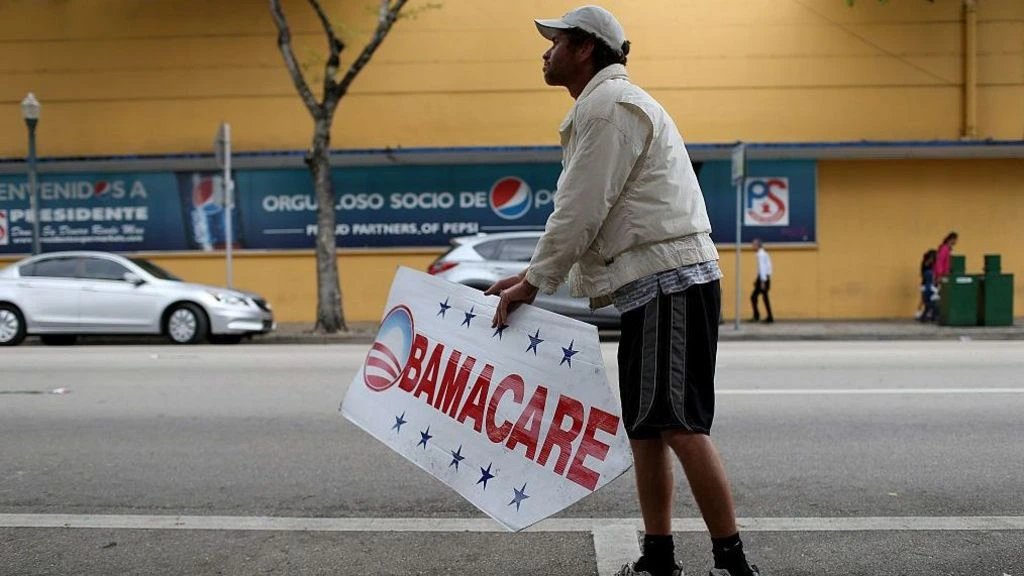 Трамп пообещал чеки на $500 миллиону американцев за переплату по Obamacare